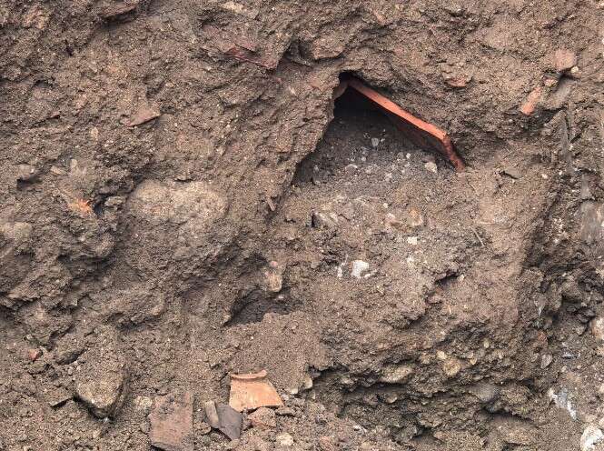 is-makinesiyle-kazi-yapiyordu-cikanlari-gorunce-soke-oldu