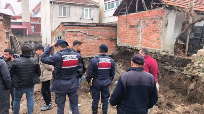 is-makinesiyle-kazi-yapiyordu-cikanlari-gorunce-soke-oldu