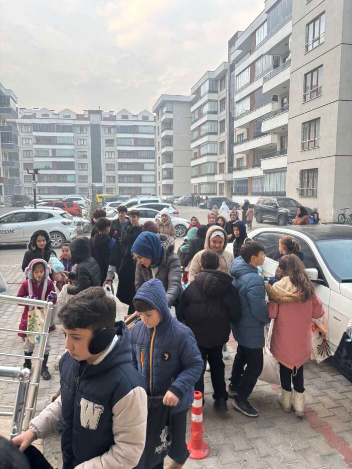 konyadaki-bir-sitede-pamuk-sekerler-cocuklar-icin-dondu