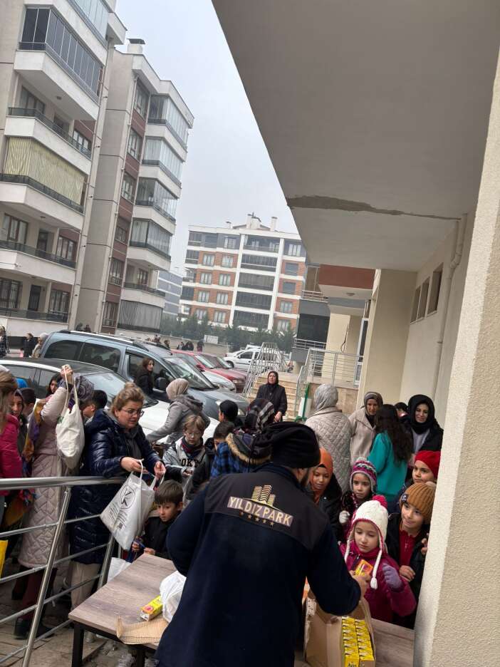 konyadaki-bir-sitede-pamuk-sekerler-cocuklar-icin-dondu