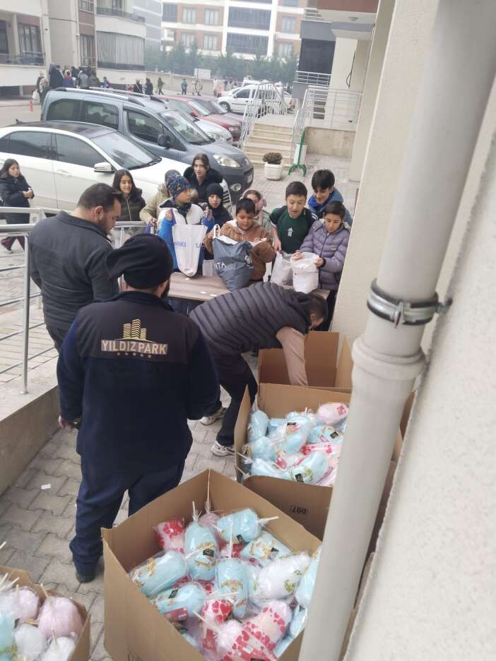 konyadaki-bir-sitede-pamuk-sekerler-cocuklar-icin-dondu