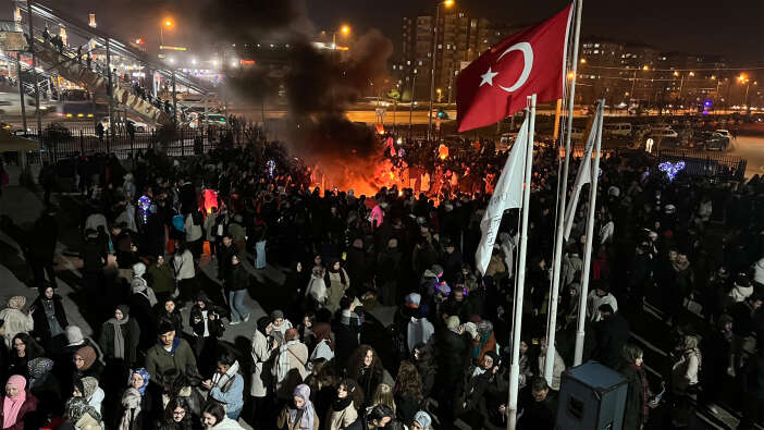 selcuk-universitesi-ogrencileri-fener-alayi-ve-sivlilikle-tanistirdi