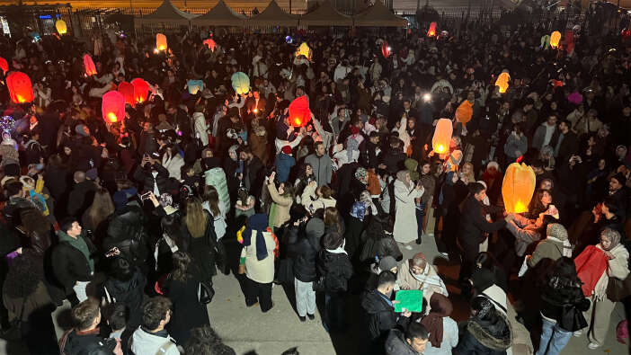 selcuk-universitesi-ogrencileri-fener-alayi-ve-sivlilikle-tanistirdi