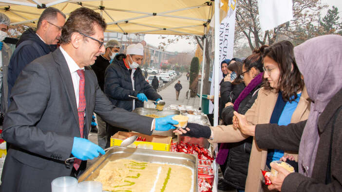 selcuk-universitesi-ogrencileri-fener-alayi-ve-sivlilikle-tanistirdi