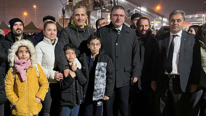 selcuk-universitesi-ogrencileri-fener-alayi-ve-sivlilikle-tanistirdi