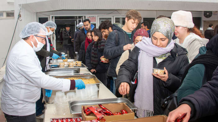 selcuk-universitesi-ogrencileri-fener-alayi-ve-sivlilikle-tanistirdi
