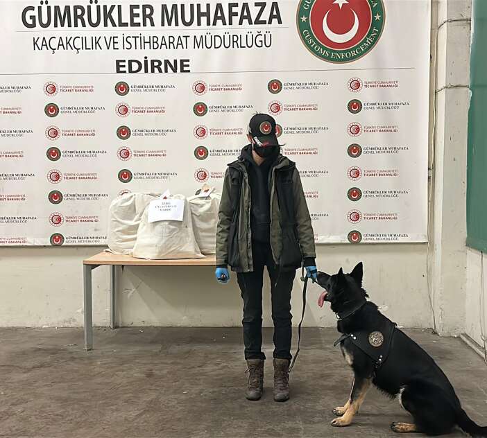 sinir-kapisinda-otomobilin-gizli-yuku-22-kilo-esrar-ele-gecirildi