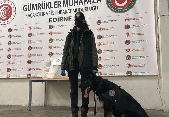 sinir-kapisinda-otomobilin-gizli-yuku-22-kilo-esrar-ele-gecirildi