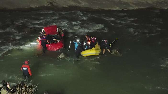 kontrolunu-kaybeden-arac-zap-suyuna-uctu-23-yasindaki-ezgi-hayatini-kaybetti