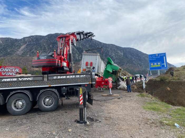 konya-yolunda-feci-tir-kazasi-surucu-agir-yarali