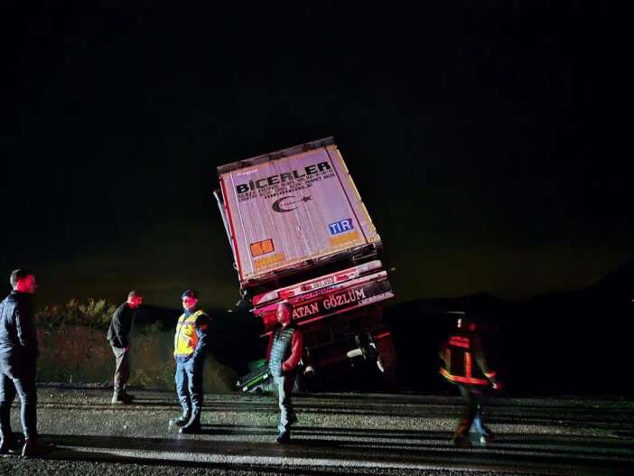 konya-yolunda-feci-tir-kazasi-surucu-agir-yarali