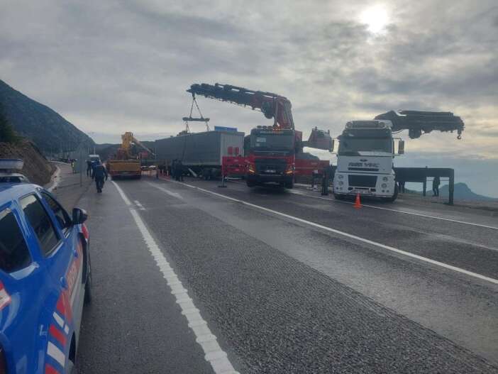 konya-yolunda-feci-tir-kazasi-surucu-agir-yarali