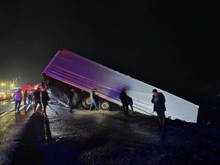 konya-yolunda-feci-tir-kazasi-surucu-agir-yarali