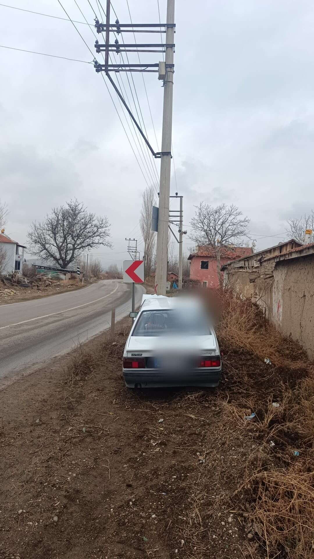 konyada-arac-elektrik-diregine-carpti-surucu-yarali