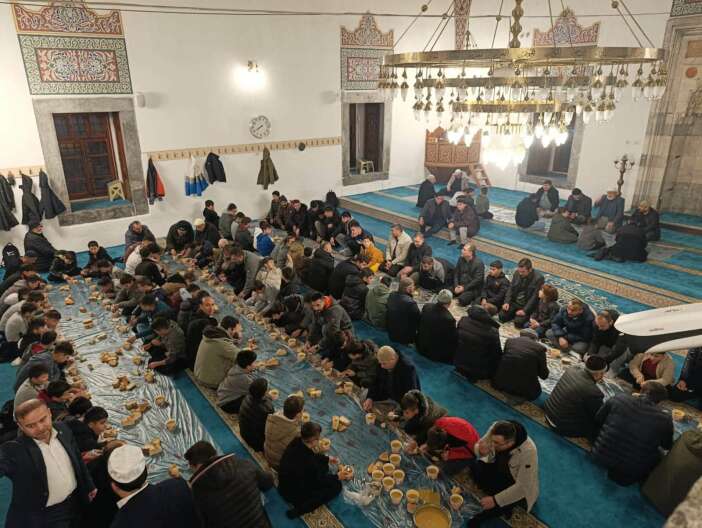 konyada-ogrenciler-sabahin-ilk-isiklariyla-camiye-kostu