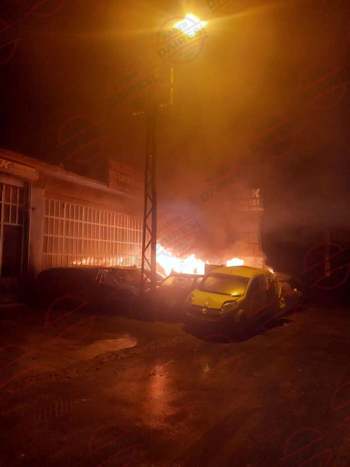 konyada-sanayi-sitesindeki-araclar-alev-aldi