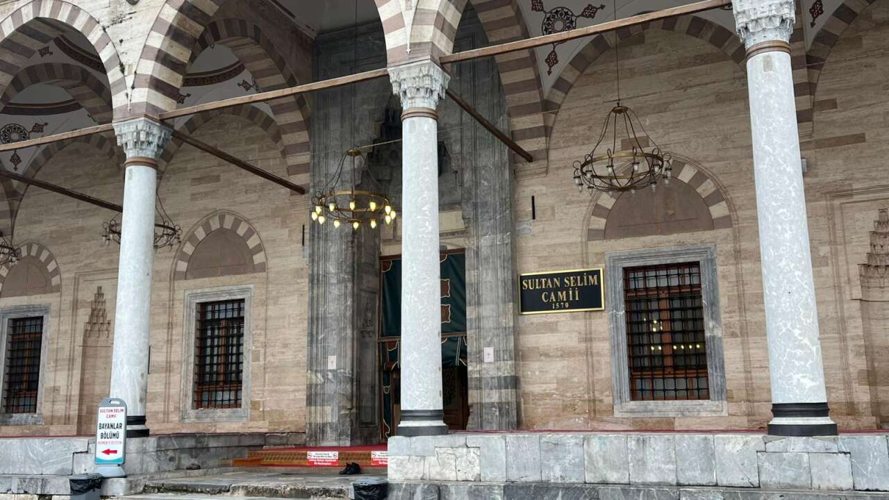 konyanin-450-yillik-sembol-camisi-kapaniyor-bugun-son-namaz-kilinacak