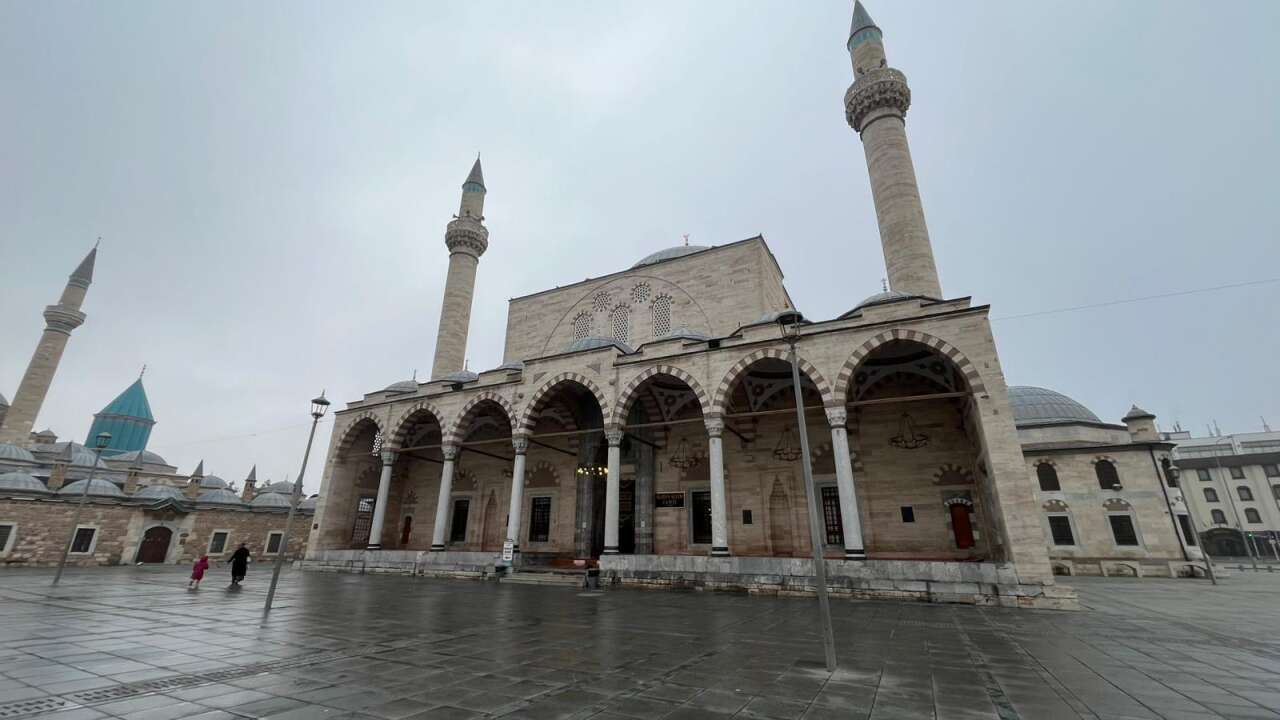 konyanin-450-yillik-sembol-camisi-kapaniyor-bugun-son-namaz-kilinacak