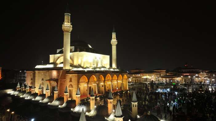 vali-akin-ve-baskan-altay-regaip-kandilini-konyalilarla-gecirdi