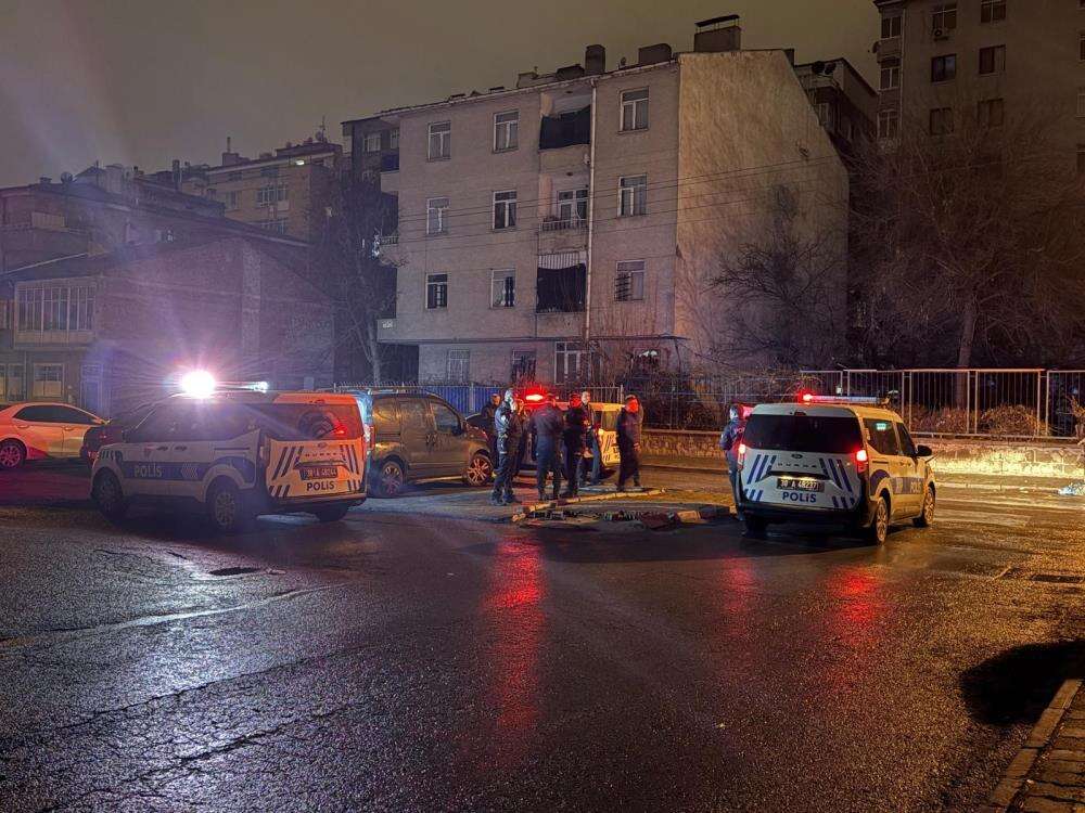 14-yasindaki-cocuga-once-adres-sordular-sonra-bicakladilar