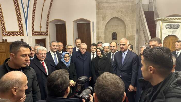 cumhurbaskani-erdogan-konyanin-ayaga-kaldirdigi-anadolunun-ilk-camisinde