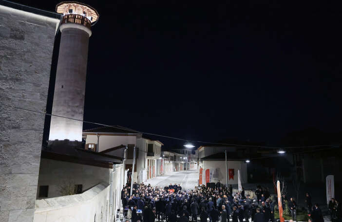 cumhurbaskani-erdogan-konyanin-ayaga-kaldirdigi-anadolunun-ilk-camisinde