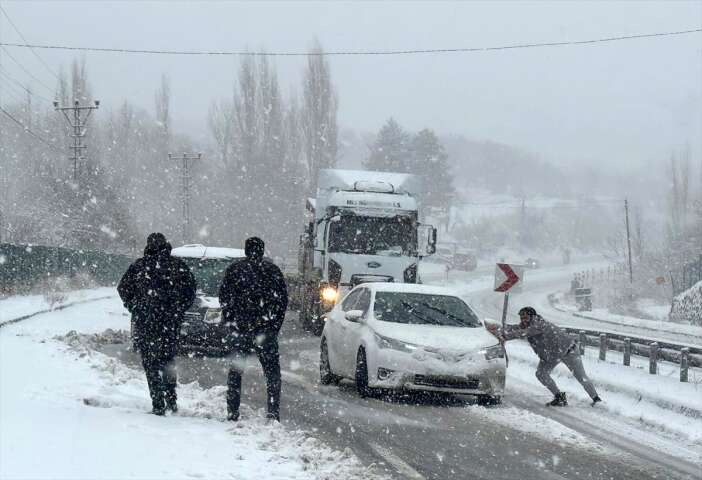 kar-yagisi-etkisini-artirdi-tirlarin-gecisi-durduruldu