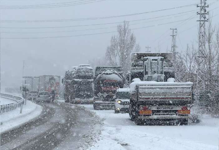 kar-yagisi-etkisini-artirdi-tirlarin-gecisi-durduruldu