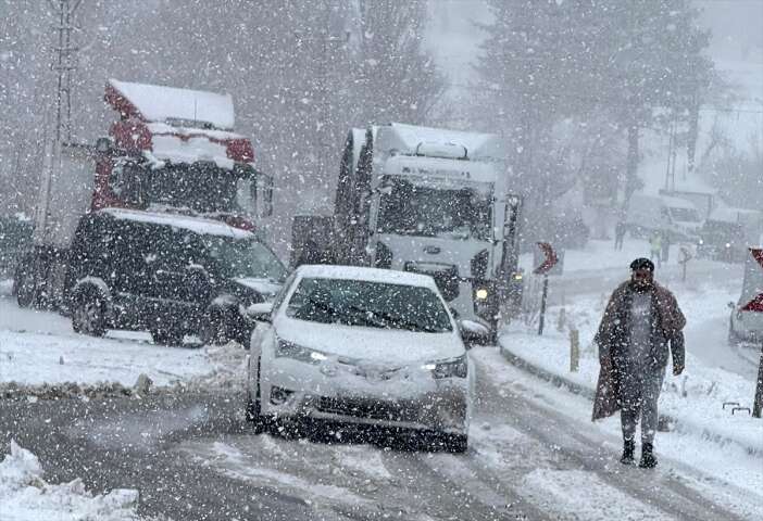 kar-yagisi-etkisini-artirdi-tirlarin-gecisi-durduruldu