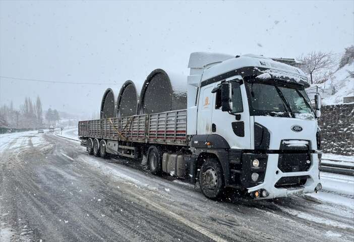 kar-yagisi-etkisini-artirdi-tirlarin-gecisi-durduruldu