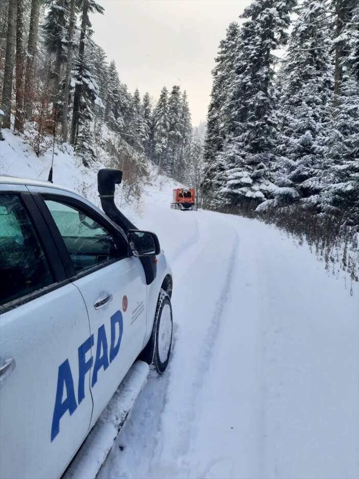 kar-yagisi-yollari-kapatti-mahsur-kalanlari-ekipler-kurtardi