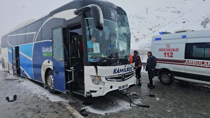 kar-yagisinin-etkili-oldugu-yolda-yolcu-otobusu-tir-ile-carpisti