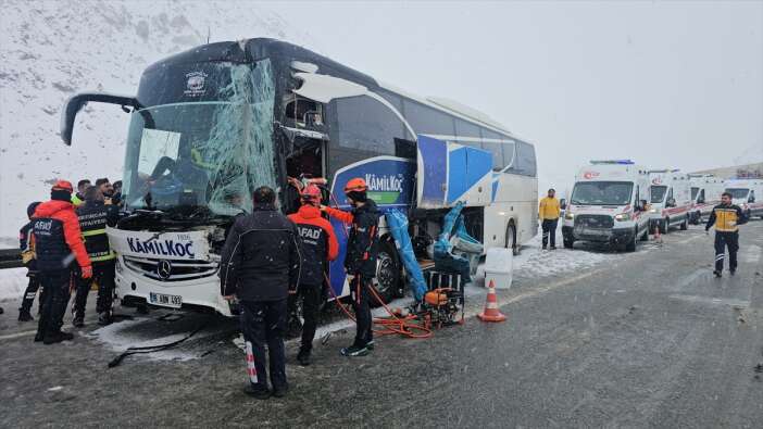 kar-yagisinin-etkili-oldugu-yolda-yolcu-otobusu-tir-ile-carpisti