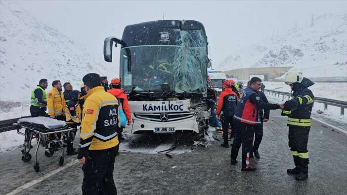 kar-yagisinin-etkili-oldugu-yolda-yolcu-otobusu-tir-ile-carpisti