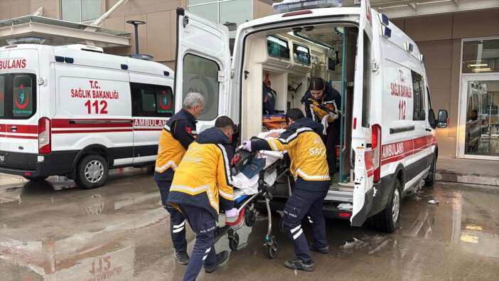 kar-yagisinin-etkili-oldugu-yolda-yolcu-otobusu-tir-ile-carpisti