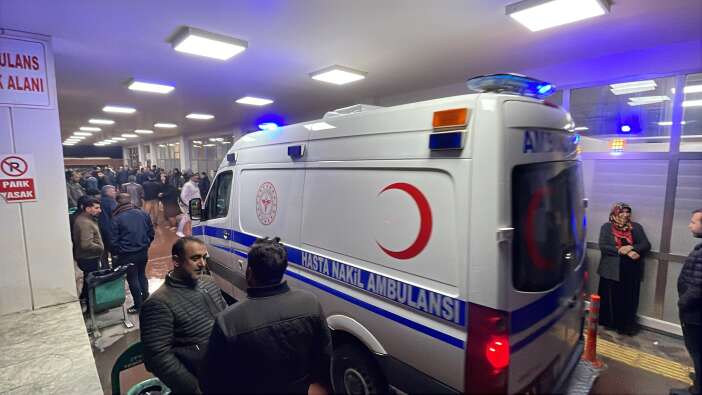 kurye-dehseti-siparis-getirdi-bicak-cekti