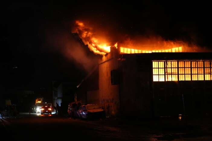 sanayide-yangin-cikti-5-tamirhane-alevlere-teslim