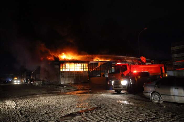 sanayide-yangin-cikti-5-tamirhane-alevlere-teslim