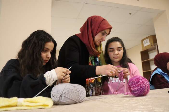 universiteli-gencler-ordukleriyle-minik-bedenleri-ve-gonulleri-isitiyor-erzincan