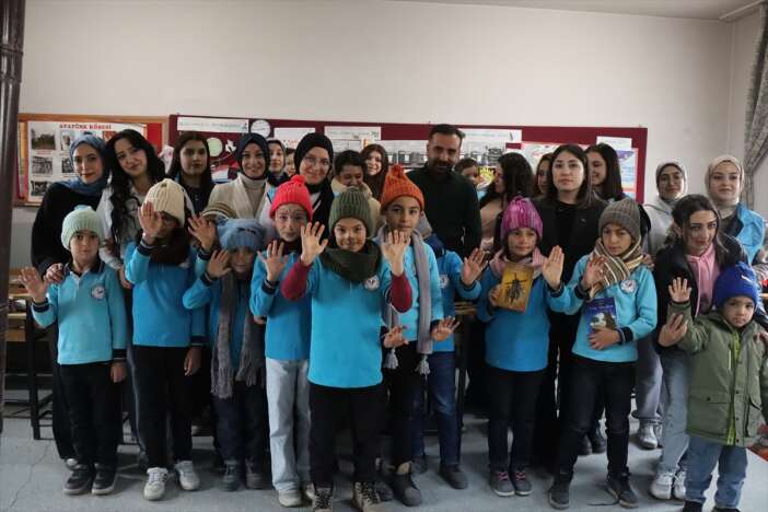 universiteli-gencler-ordukleriyle-minik-bedenleri-ve-gonulleri-isitiyor-erzincan