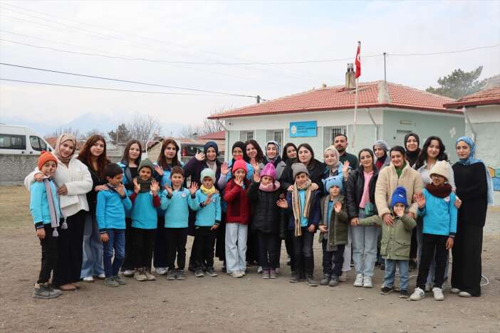 universiteli-gencler-ordukleriyle-minik-bedenleri-ve-gonulleri-isitiyor-erzincan