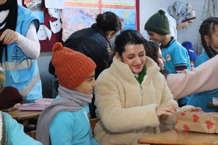 universiteli-gencler-ordukleriyle-minik-bedenleri-ve-gonulleri-isitiyor-erzincan