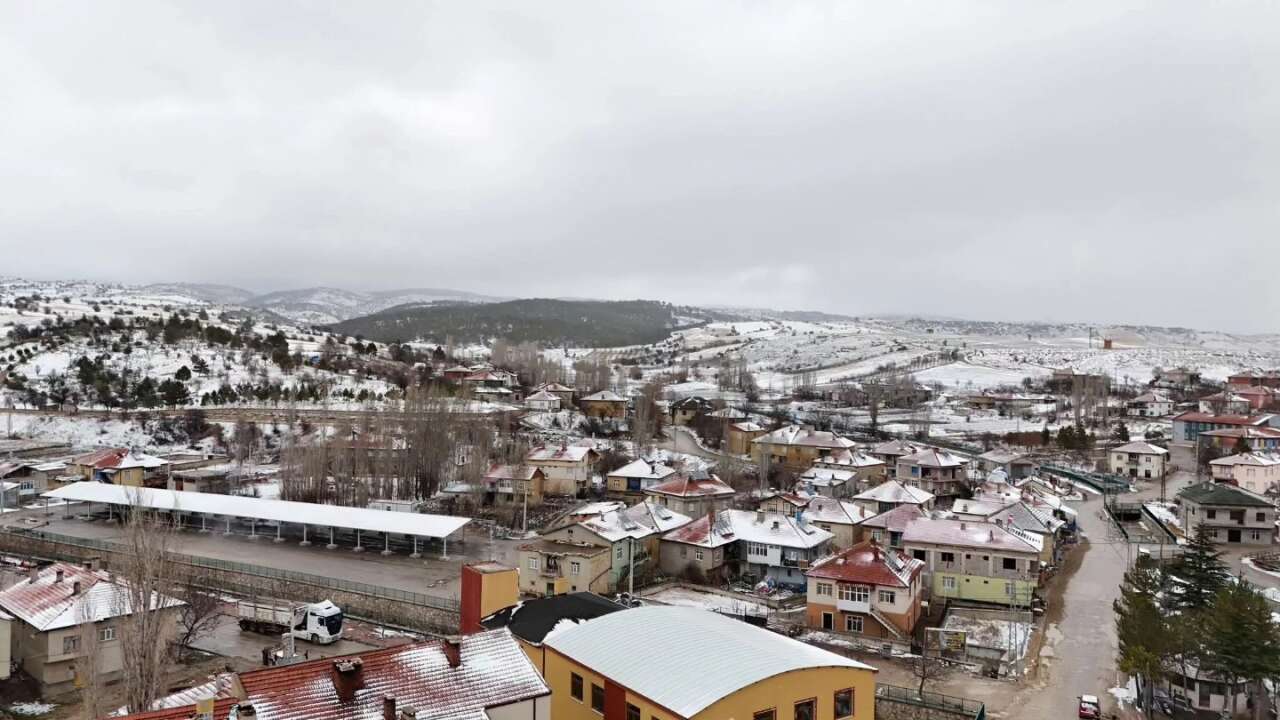 konyada-kartpostallik-kis-manzarasi-bir-mahalle-beyaza-burundu