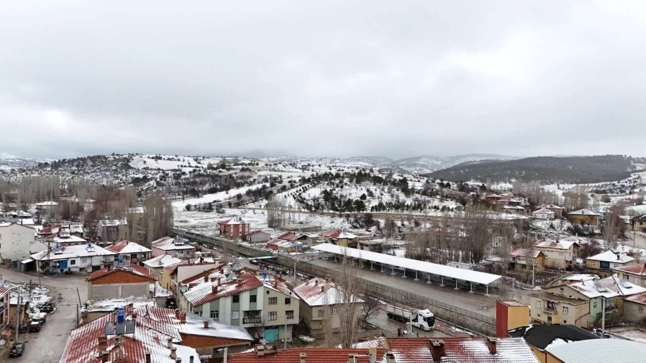 konyada-kartpostallik-kis-manzarasi-bir-mahalle-beyaza-burundu