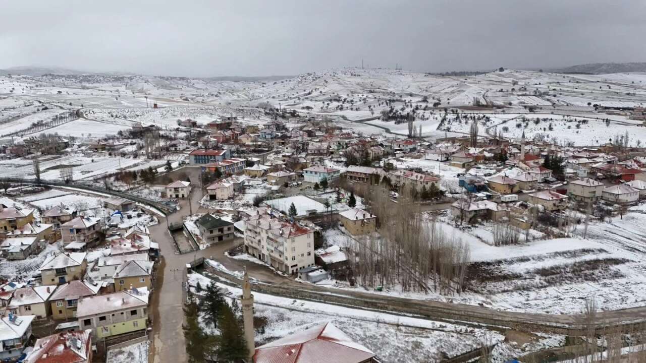 konyada-kartpostallik-kis-manzarasi-bir-mahalle-beyaza-burundu