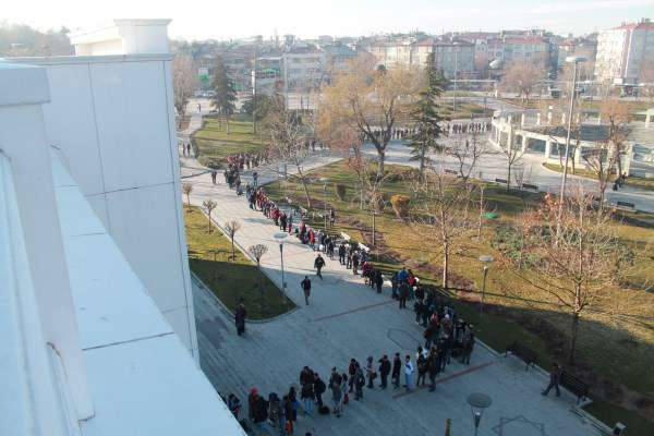 konyanin-onunde-uzun-kuyruklar-olusan-kutuphanesi-kapaniyor