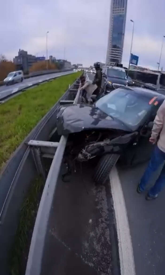 makas-atan-surucu-faciaya-yol-acti-motor-firladi-arac-yandi