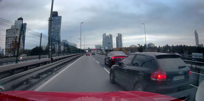 makas-atan-surucu-faciaya-yol-acti-motor-firladi-arac-yandi