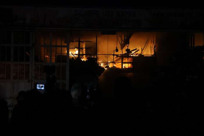 sanayi-sitesinde-yangin-9-is-yeri-zarar-gordu