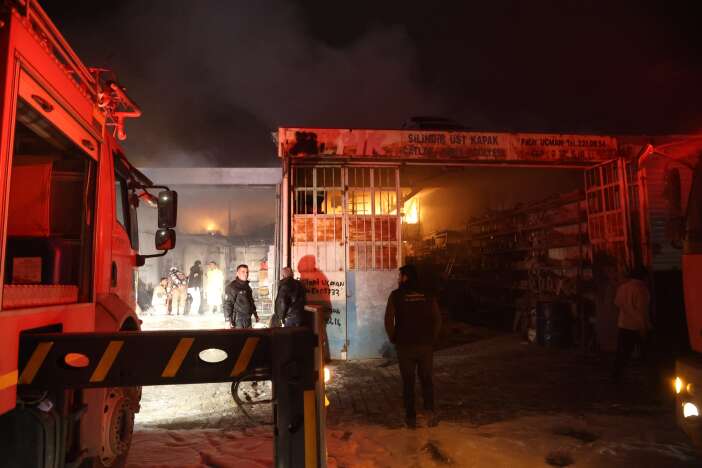 sanayi-sitesinde-yangin-9-is-yeri-zarar-gordu